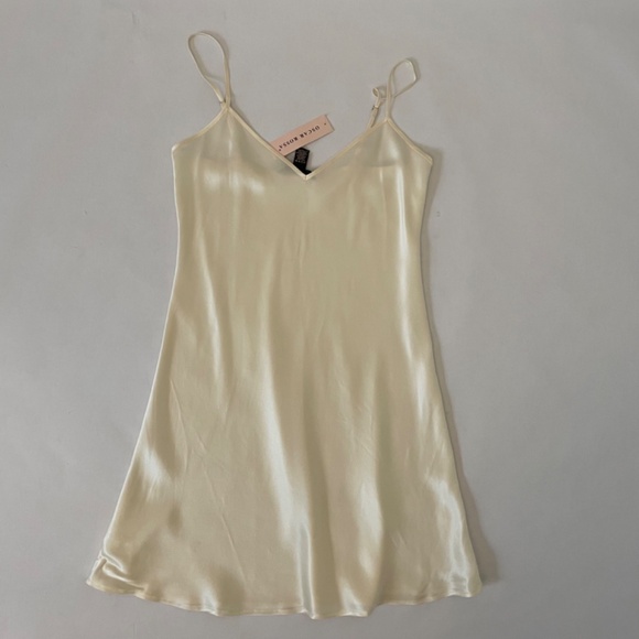NWT Oscar Rossa 100% Silk Ivory White Cami Short Slip Nightgown Women's Medium - Picture 5 of 9